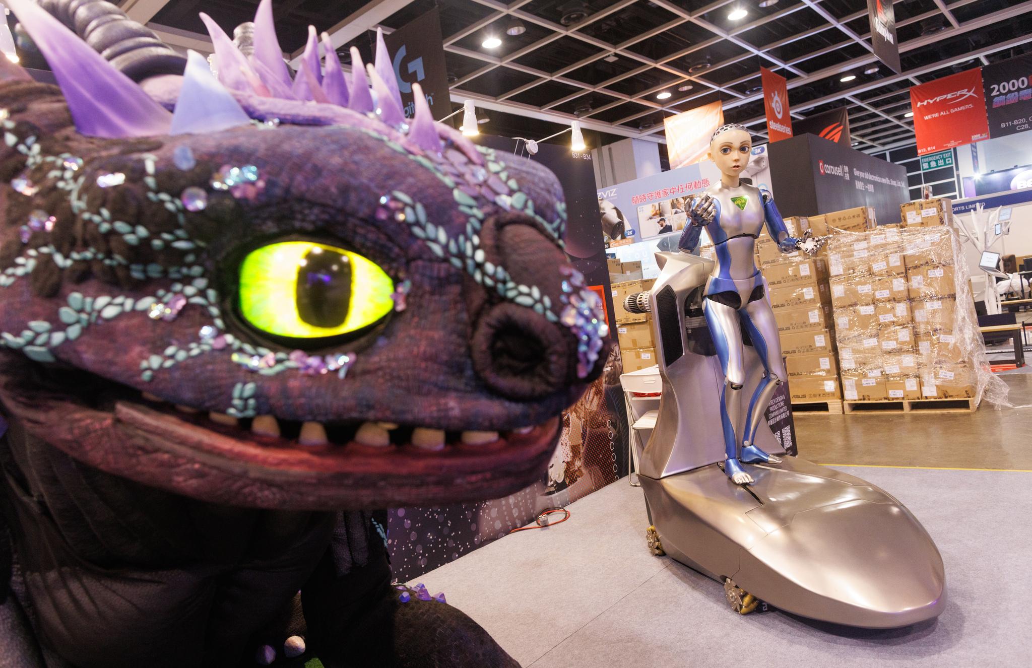 場內除了不同電子產品優惠外,更有互動專區。其中大家可以與港產AI機械進行互動。