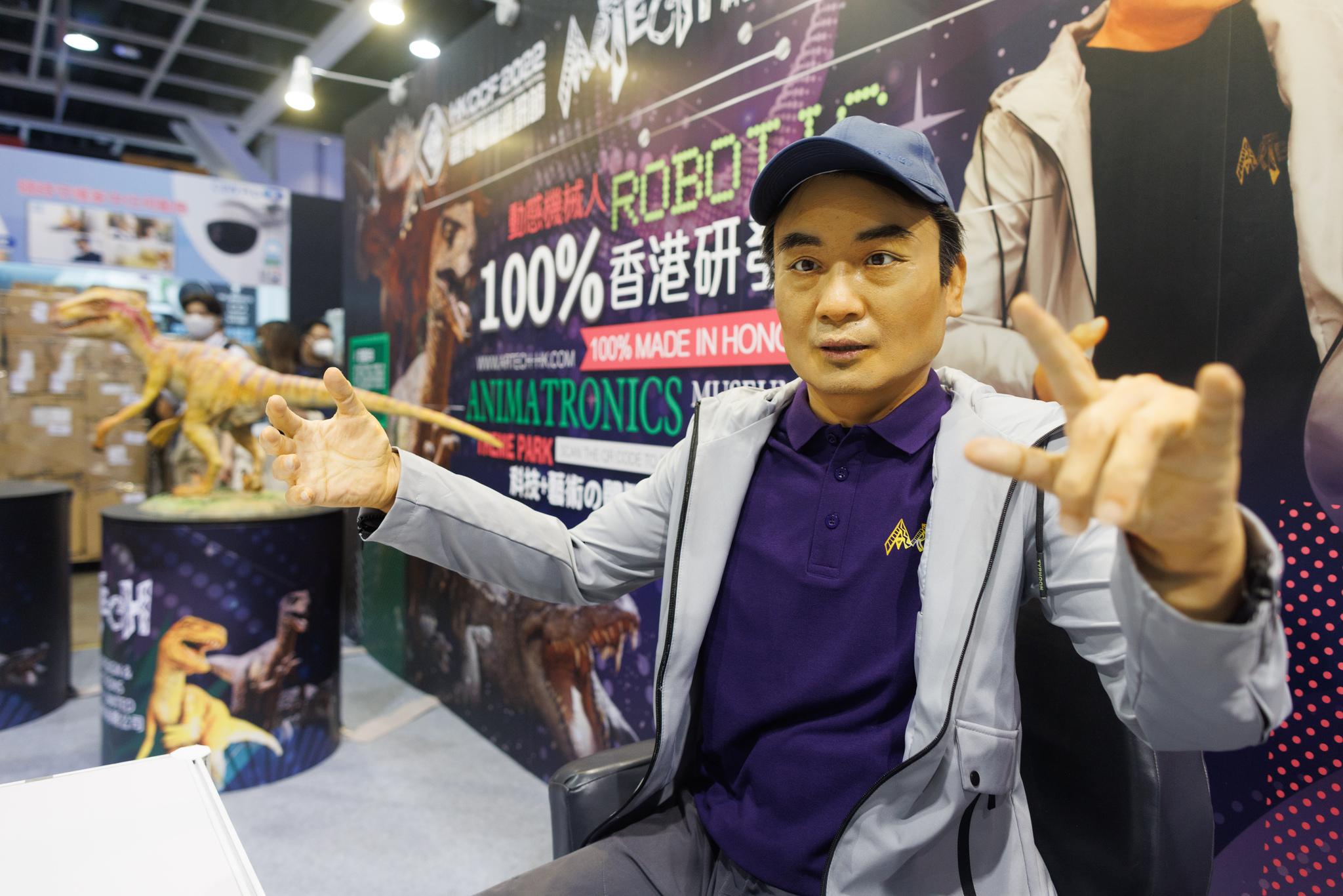 場內除了不同電子產品優惠外,更有互動專區。其中大家可以與港產AI機械進行互動。