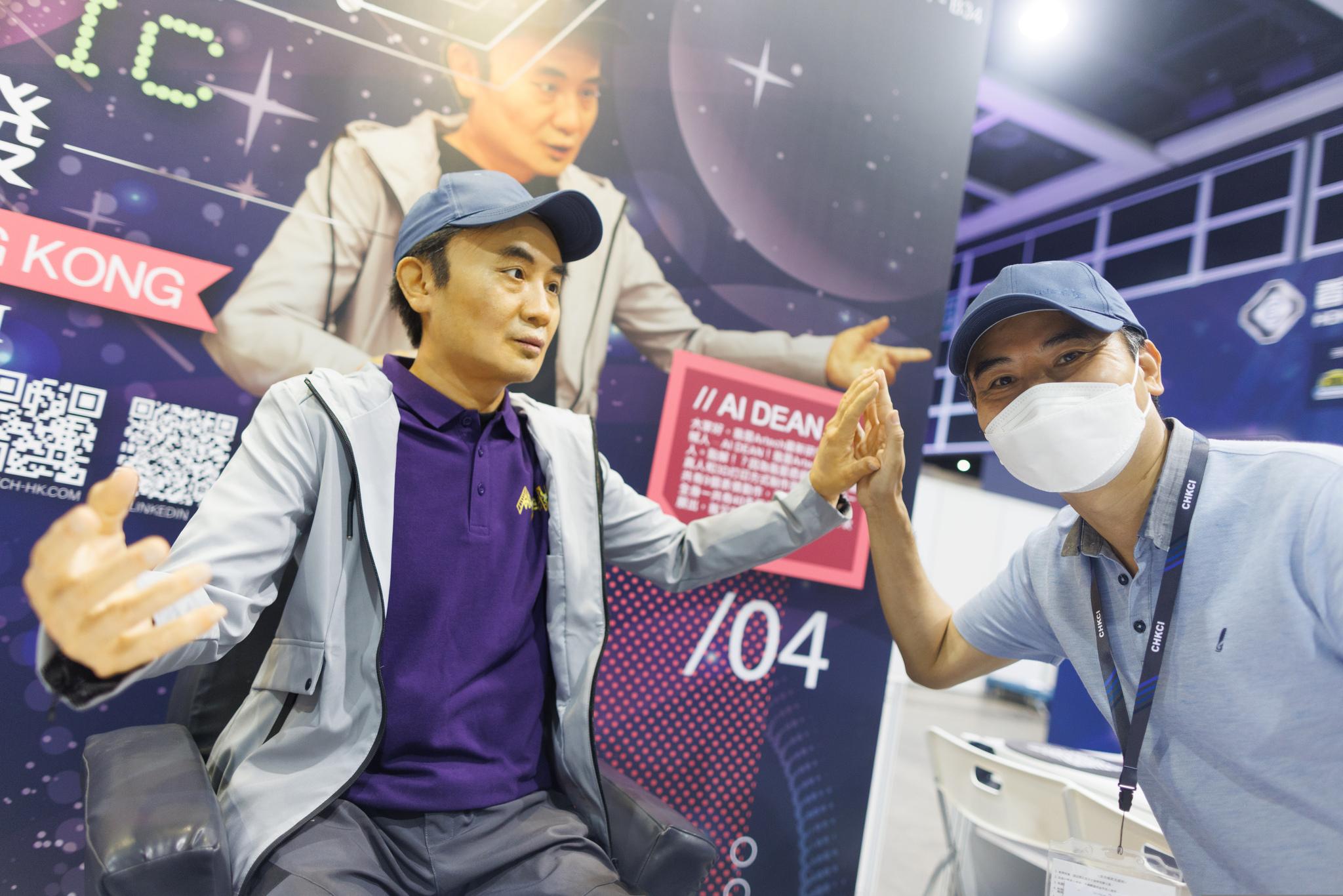 場內除了不同電子產品優惠外,更有互動專區。其中大家可以與港產AI機械進行互動。