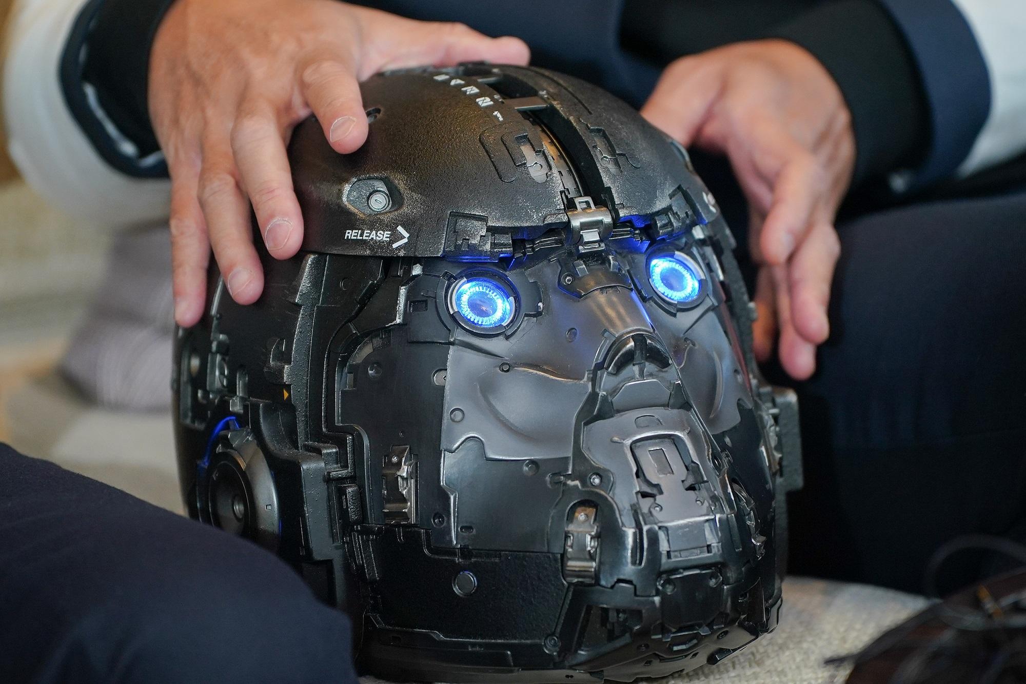 古天樂和劉青雲在《明日戰記》演空戰部隊成員,需要帶頭盔作戰。