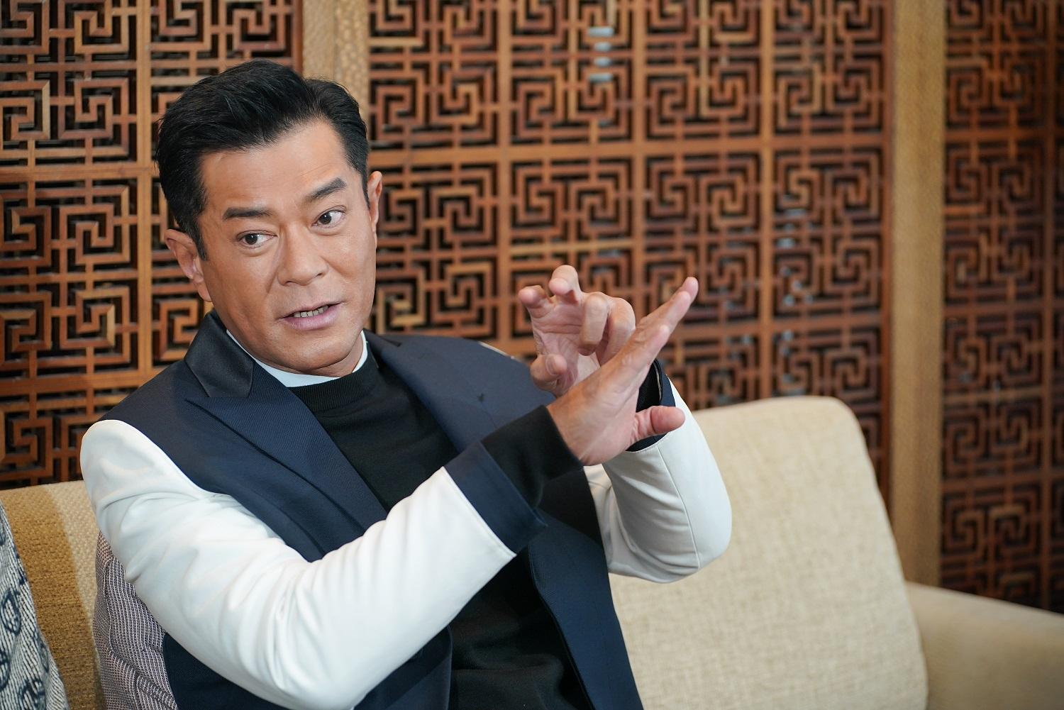 古天樂要長期穿著裝甲應付動作戲，導致兩節頸骨移位，要動手術鑲鈦金屬片。