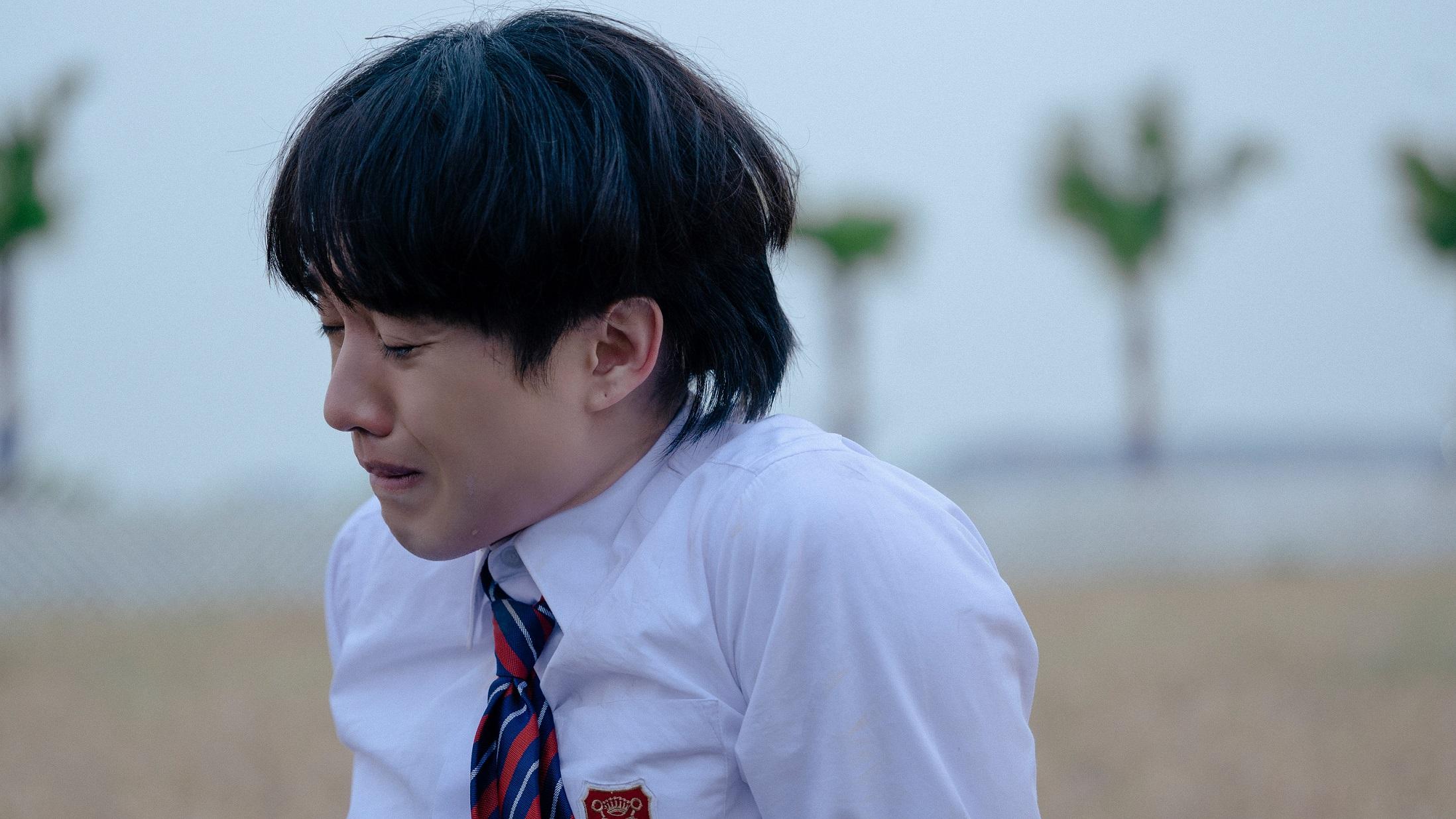 電影尾段Jer演的子軒被姜濤演的方晴罵醒,侳地痛哭。(《阿媽有咗第二個》劇照)