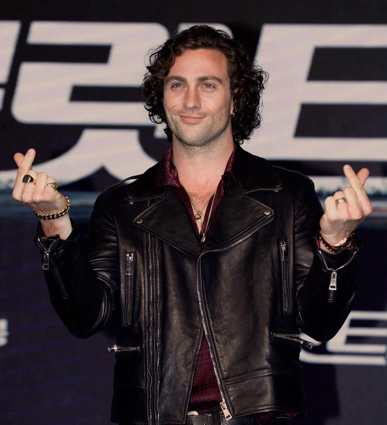 艾倫莊遜入鄉隨俗,學韓星擺出心心手勢