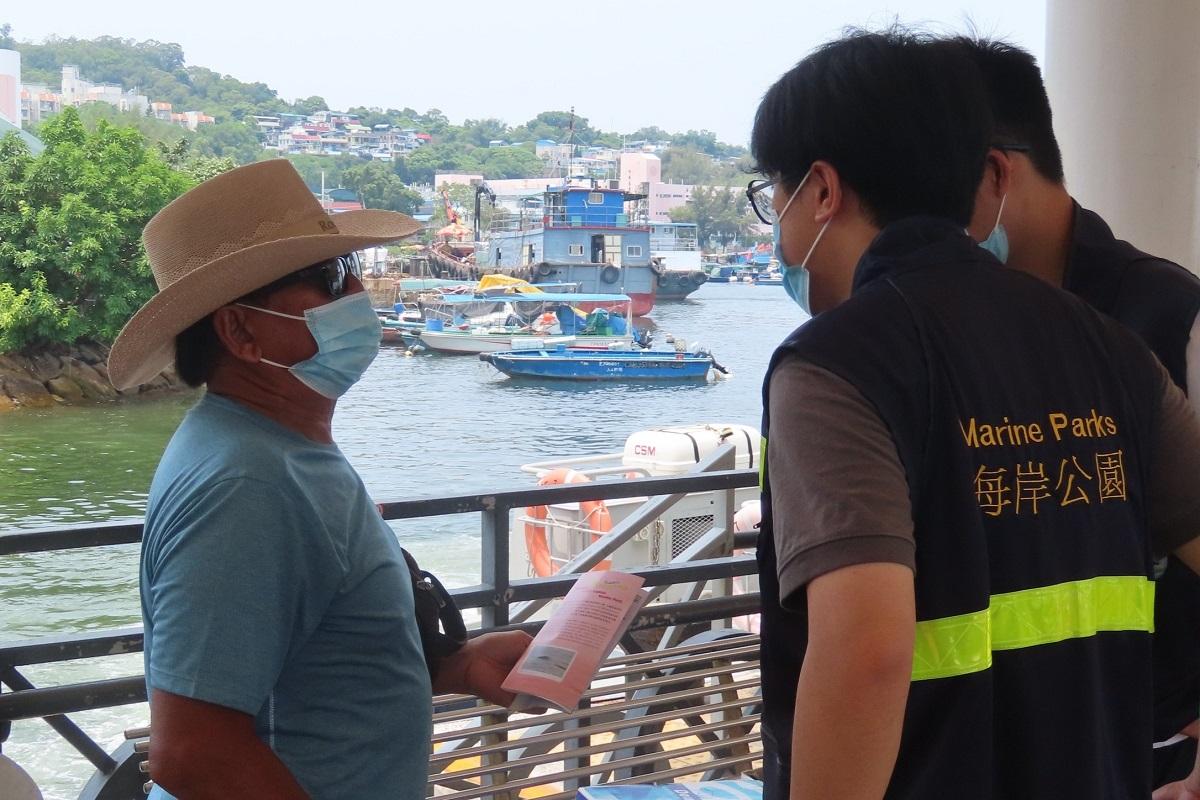 漁護署在大嶼山向市民派發單張,宣傳南大嶼海岸公園。(漁護署FB專頁)