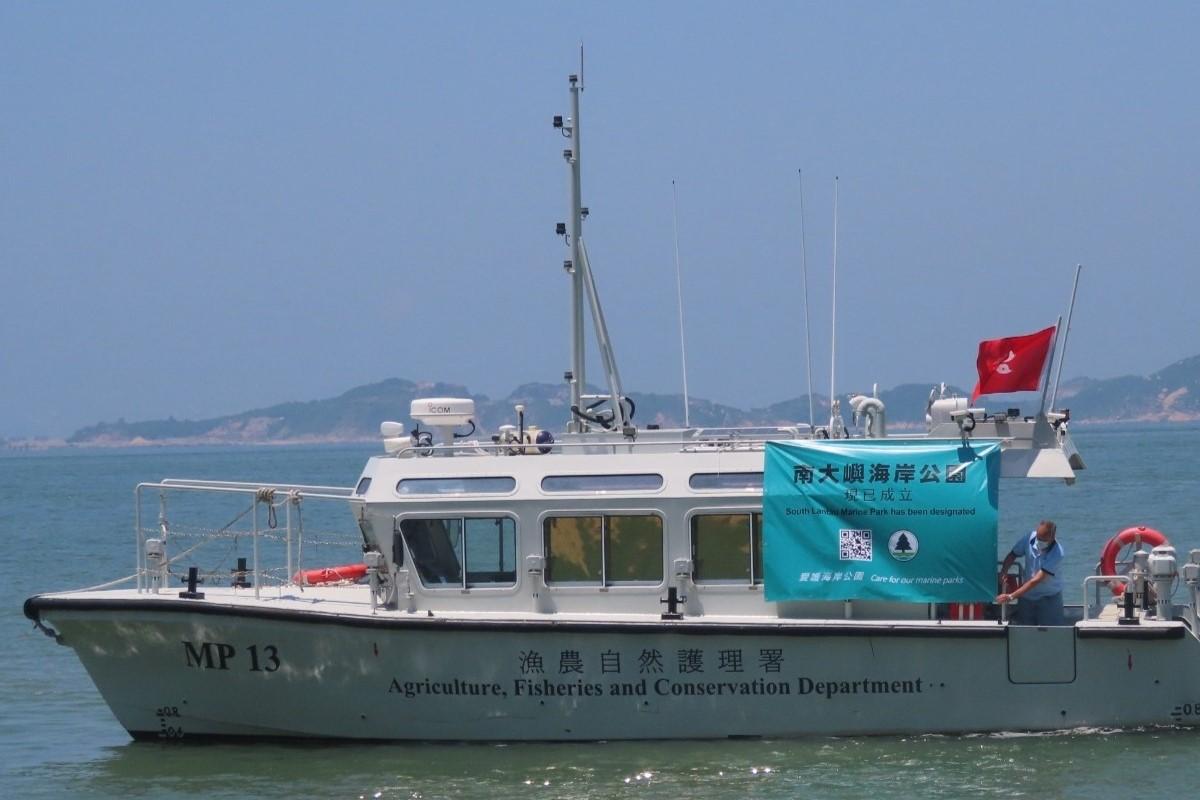 漁護署在船隻掛上橫額,宣傳南大嶼海岸公園現已成立。(漁護署FB專頁)