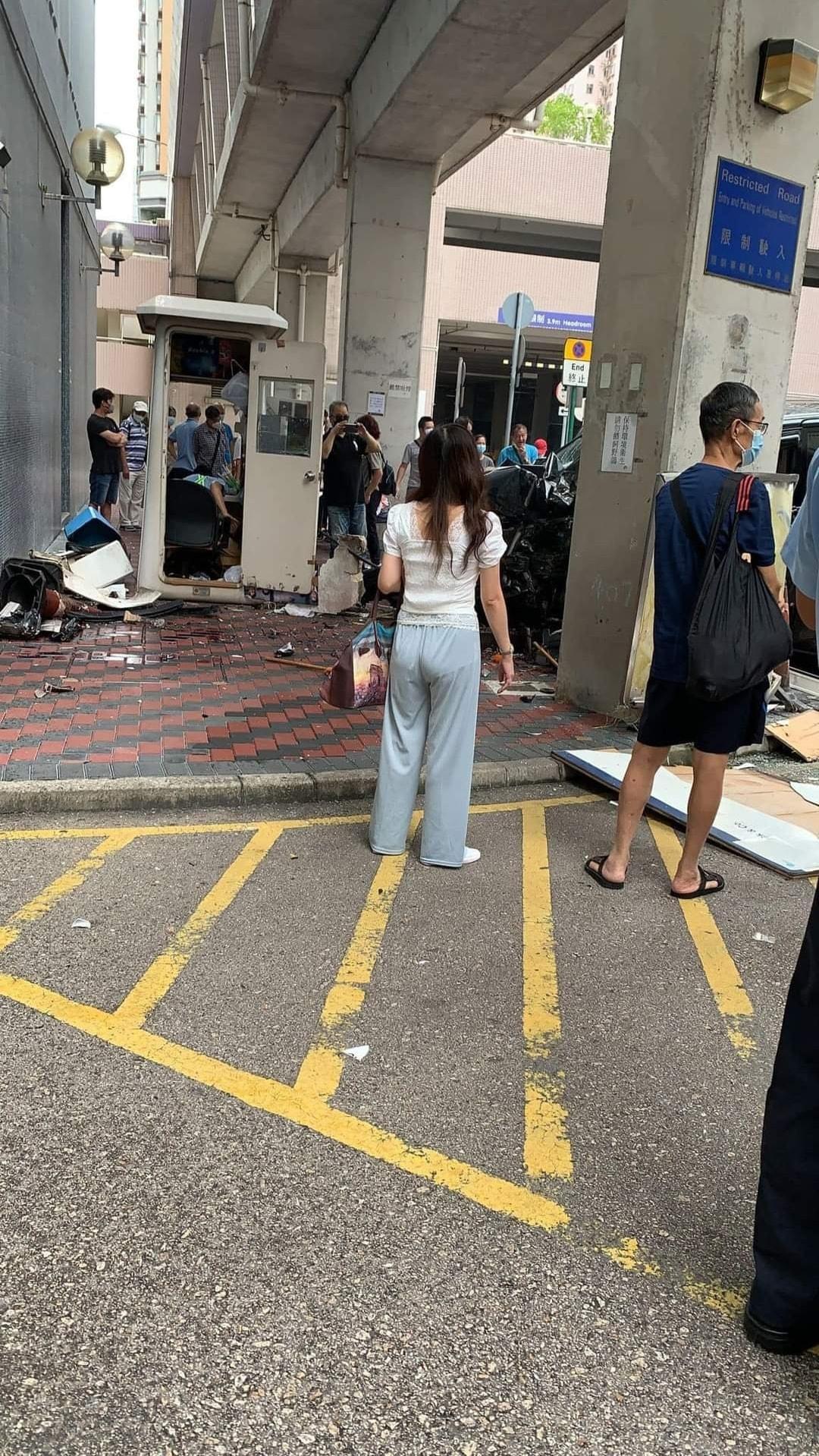 事發後現場一片狼藉,碎片和物品散落一地。