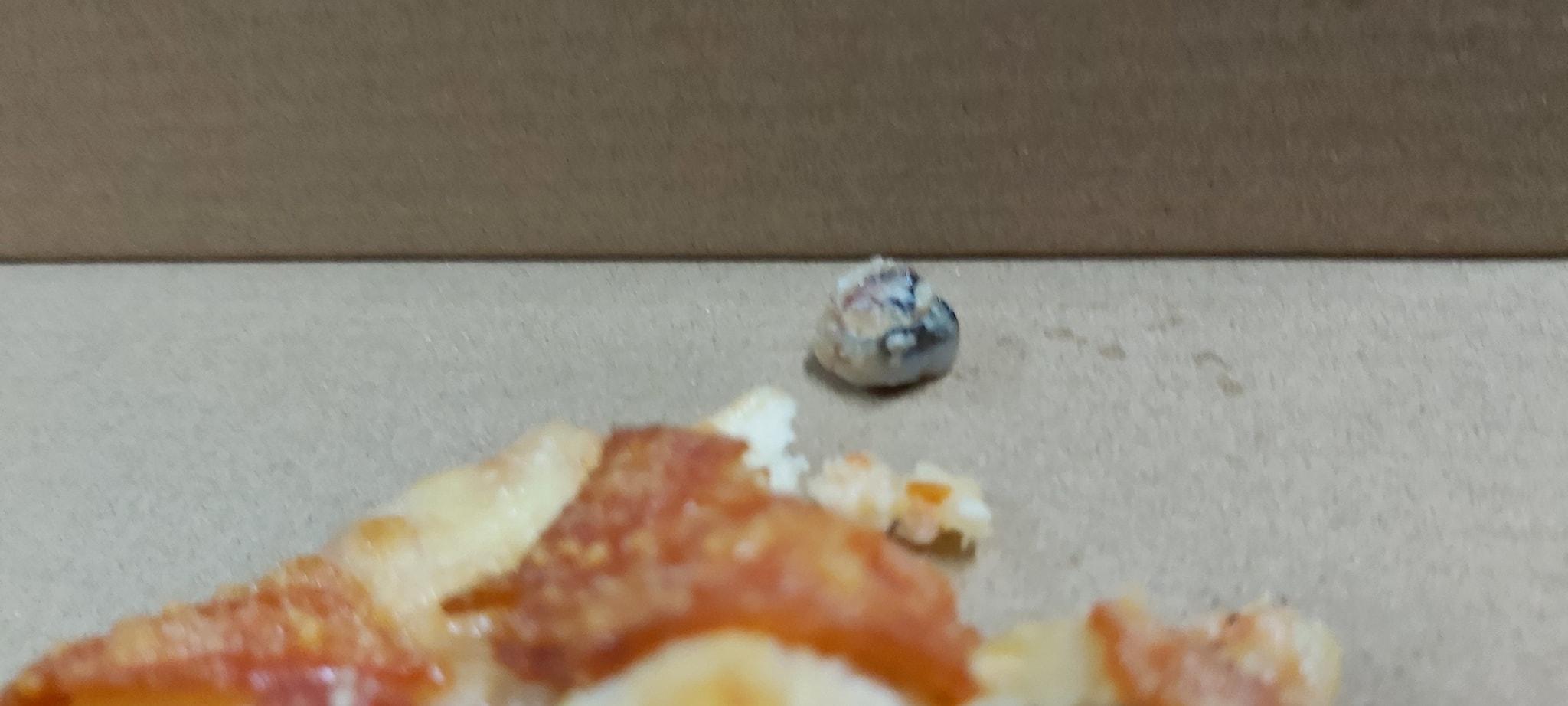 網上熱話|港女大埔買pizza驚見「爛牙」搞到無胃口 網民:可能係墨魚嘴