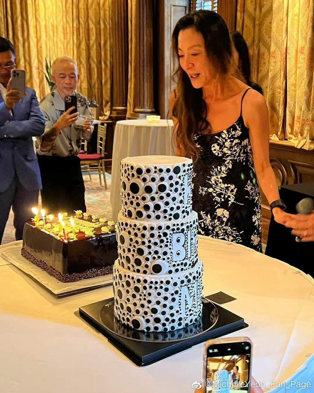 生日蛋糕上,用了電影《奇異女俠玩救宇宙》中的眼仔點綴。