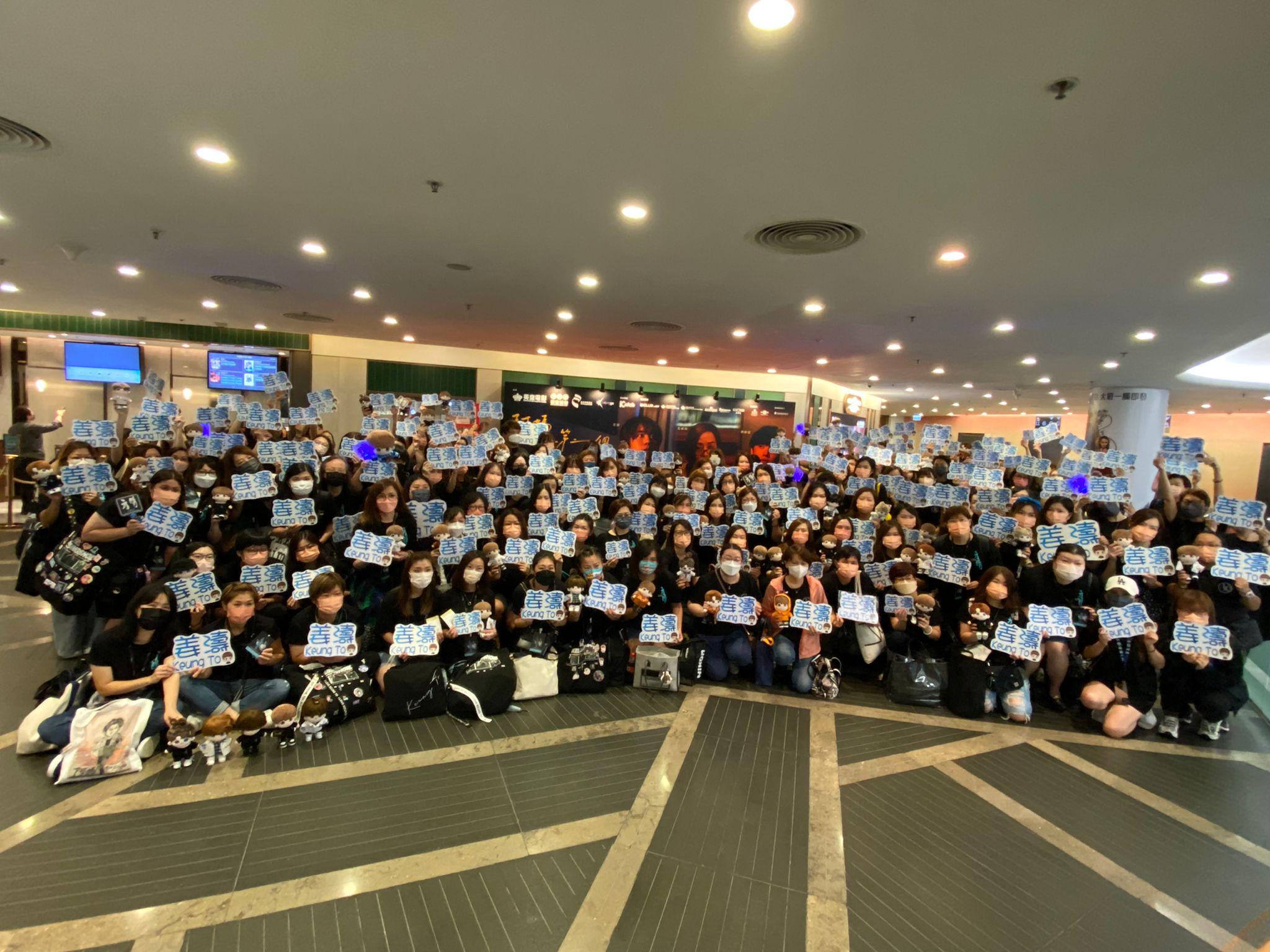 大批姜糖帶著燈牌到戲院包場睇戲。