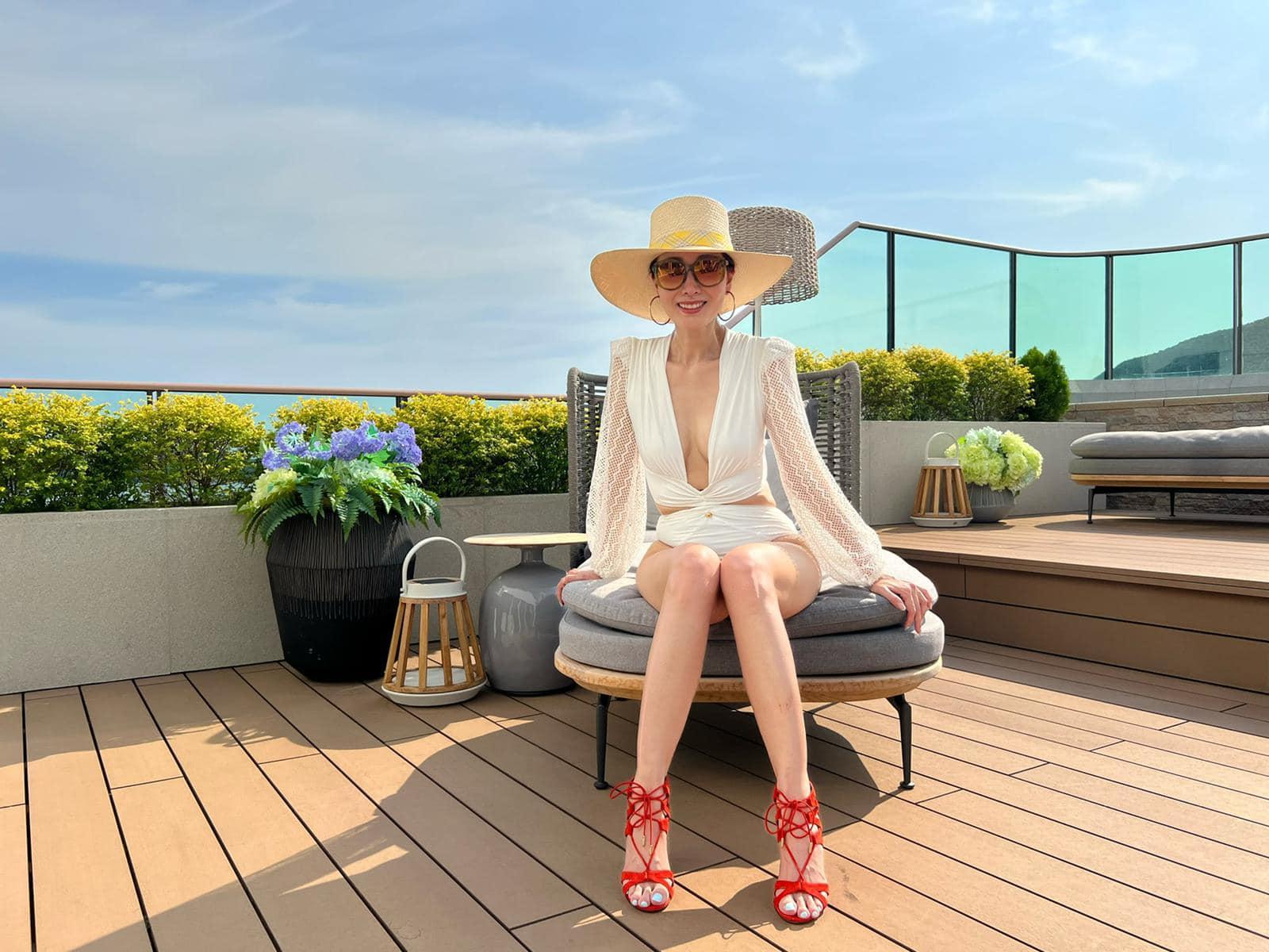 李嘉欣中門大開,非常性感。