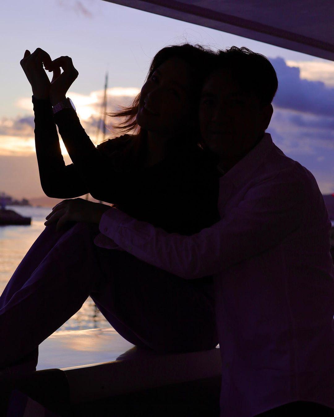 湯洛雯上載了一張非常黑的照片,但在大家眼中也覺得很耀眼。