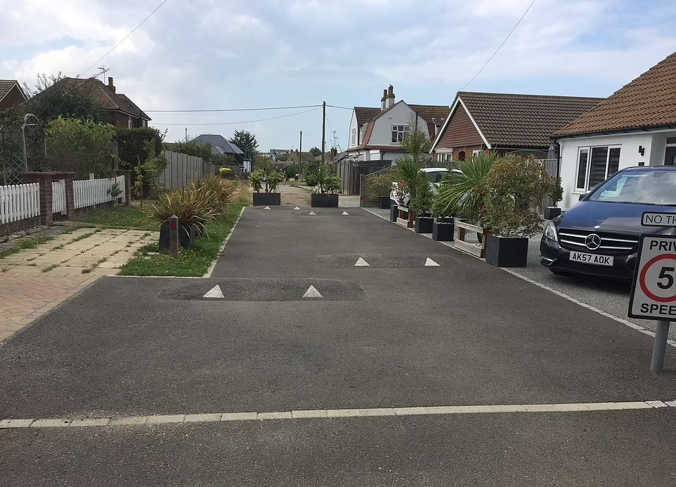 該私家路成為「全英國有減速路壆的最短道路」。(互聯網)