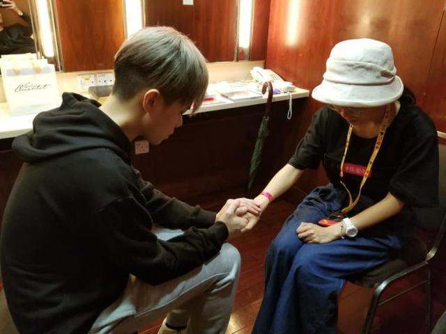 張敬軒在演唱會進行期間,抽空與患癌的歌迷見面。