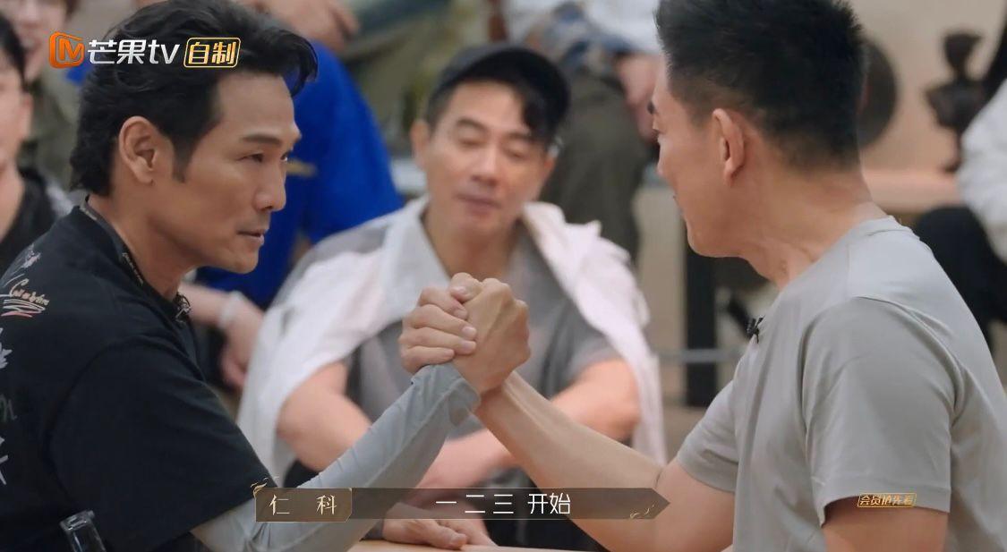 節目組讓各隊隊長拗手瓜比拼的環節。