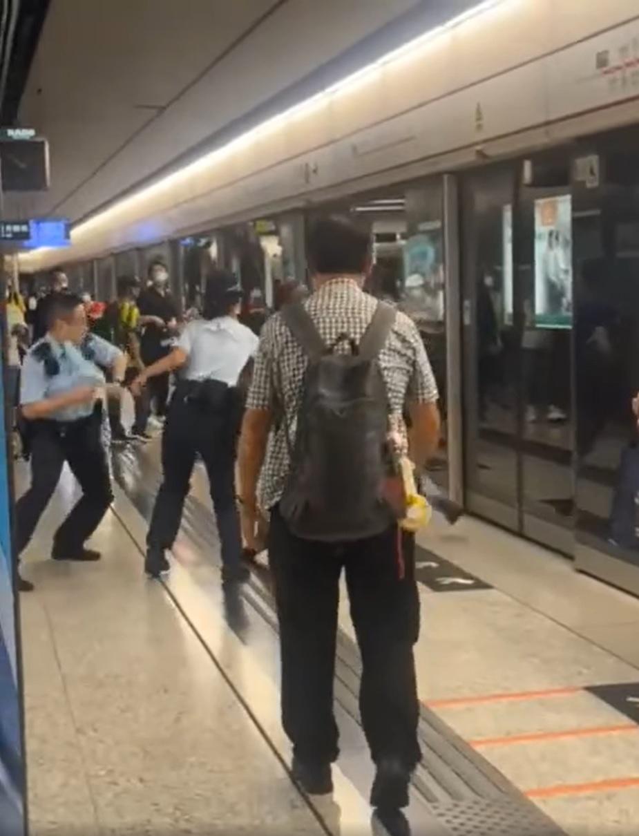 尖沙咀站非裔男襲警 警施放胡椒噴霧制服