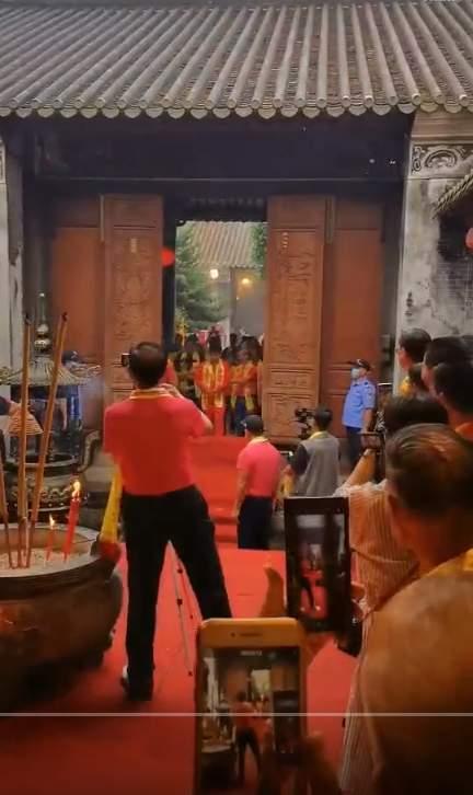 網上流傳蘇炳添去年回蘇氏宗祠祭祖,祠堂大開中門迎接。(互聯網)