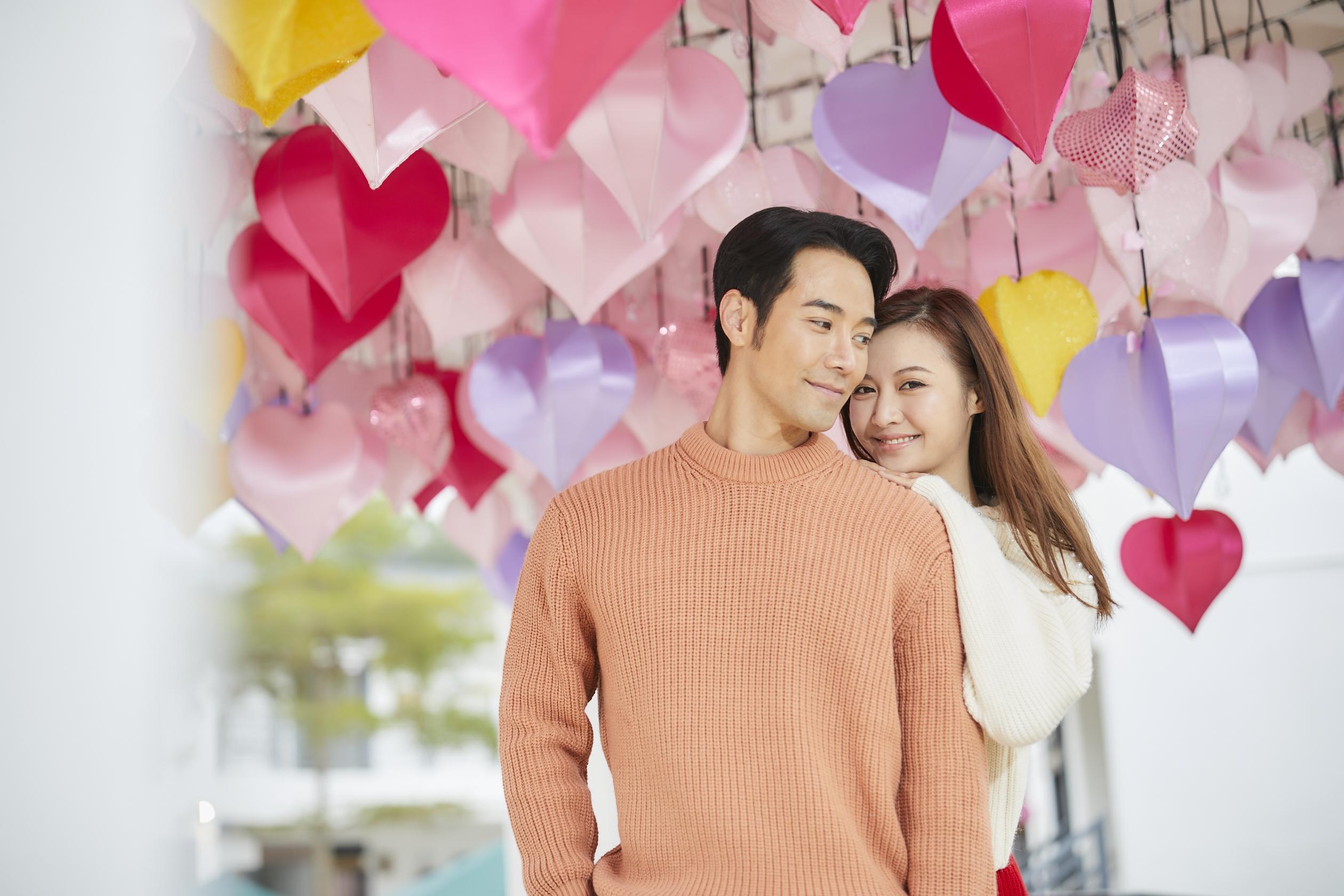 昂坪市集心心相印心願亭將掛滿粉色系心形花燈,愛侶於花燈輝映下許願。