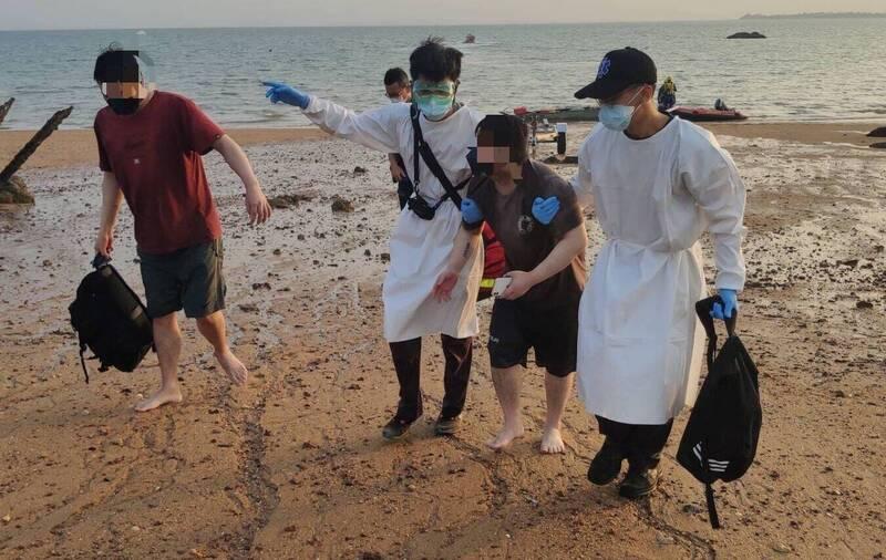 兩名男子帶同背囊在廈門玩水上活動期間墮海,漂流到金門大橋後獲救。(互聯網)