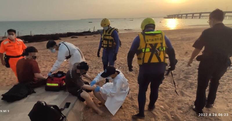 兩名男子上岸後,金門救援人員先為他們處理傷口。(互聯網)