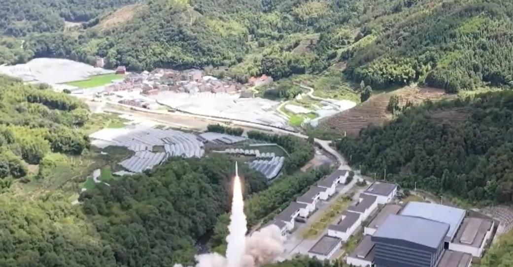 解放軍指,火箭軍部隊下午對台島東部外海預定海域實施常導火力突擊,導彈全部精準命中目標。(央視微博截圖)