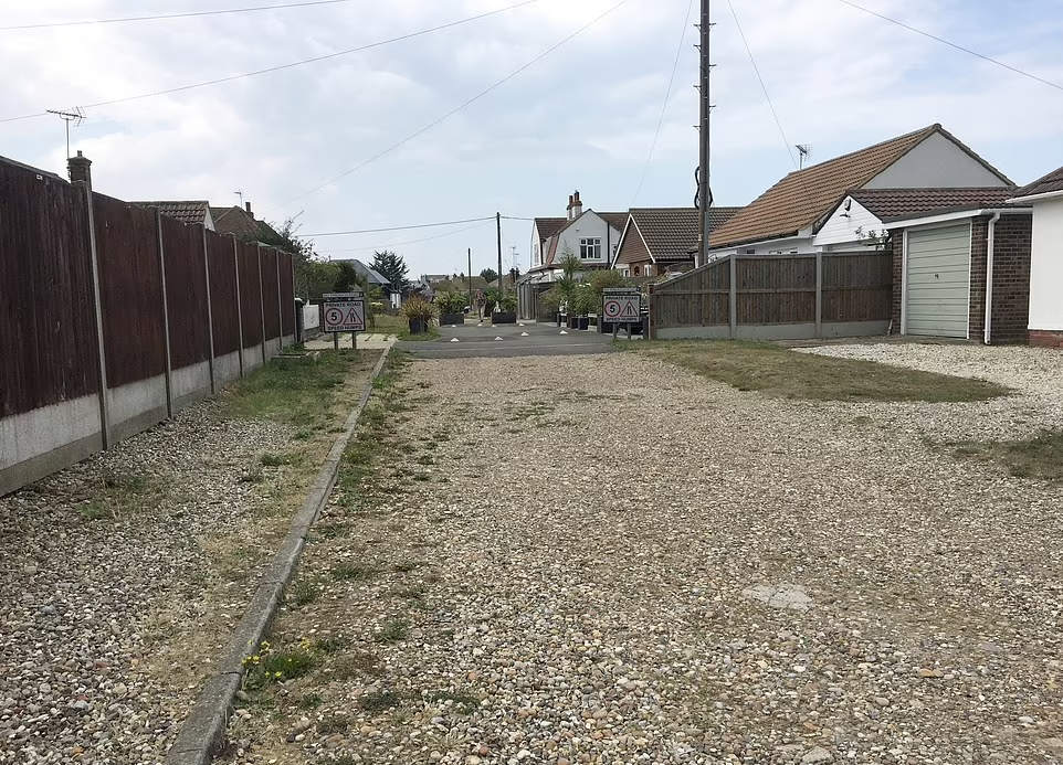 抄捷徑的超速車輛據報屢把路面碎石濺入民居,甚至打破居民車輛車窗。(互聯網)