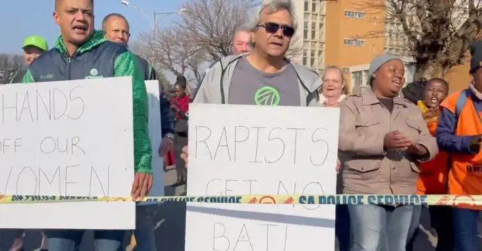 部分疑犯日前出庭,民眾在法院外示威,痛斥強姦犯。(互聯網)