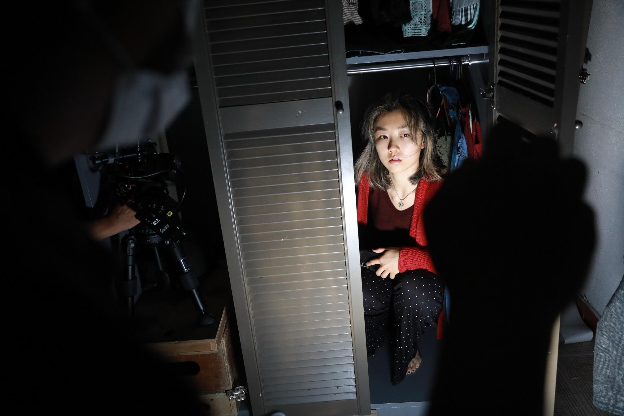 顏卓靈《失衡凶間》在暗角位踎到腳震。毫無怨言。