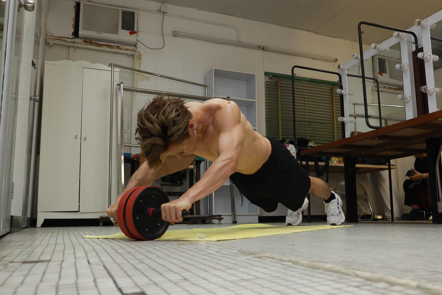 陳健安為以最佳狀態示人,在拍MV前繼續狂操肌。