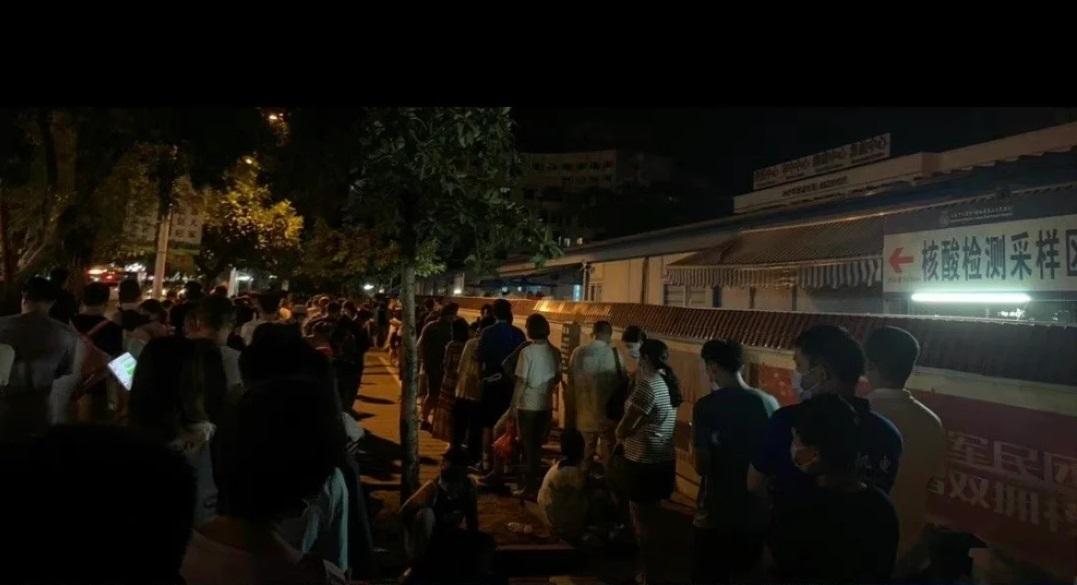 三亞機場日前管控升級,進入要持48小時內兩次核酸陰性證明,大批原定要離開的遊客連夜去檢測。(互聯網)