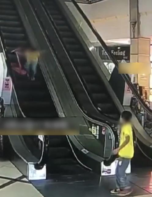 男童一按下緊急剎停掣,女童就失去平衡跌下來。(互聯網)