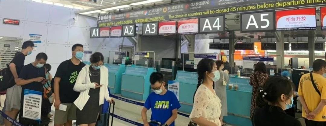 三亞機場昨早仍為乘客辦理登機手續,但乘客登機後最終被要求落機。(互聯網)
