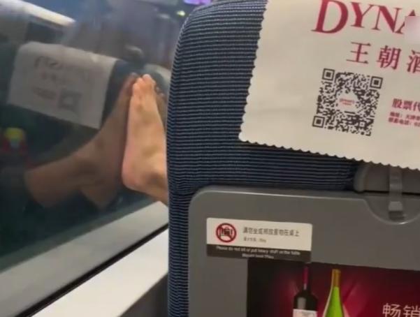 男童在高鐵上用腳不斷拍打車窗。(互聯網)