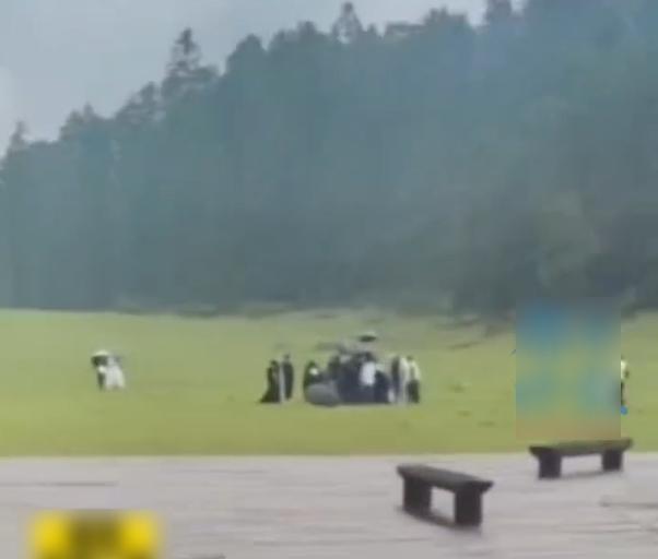 事發後多人為新郎急救、撐傘。(互聯網)