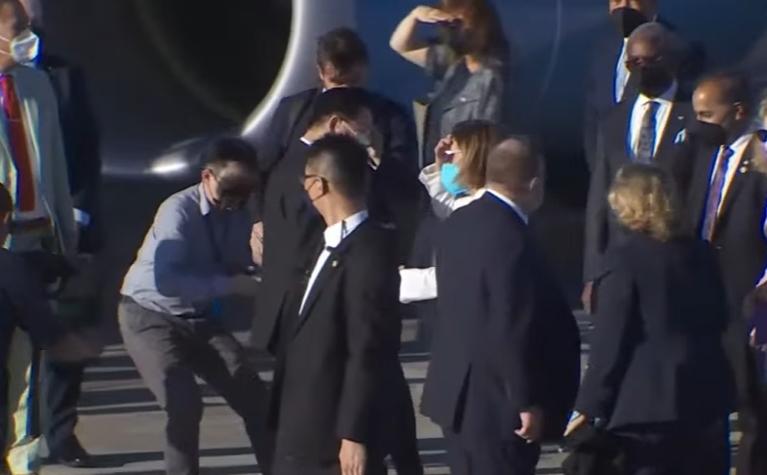 佩洛西乘專機離開台灣,台灣的吳釗燮外長等人送機。(直播截圖)