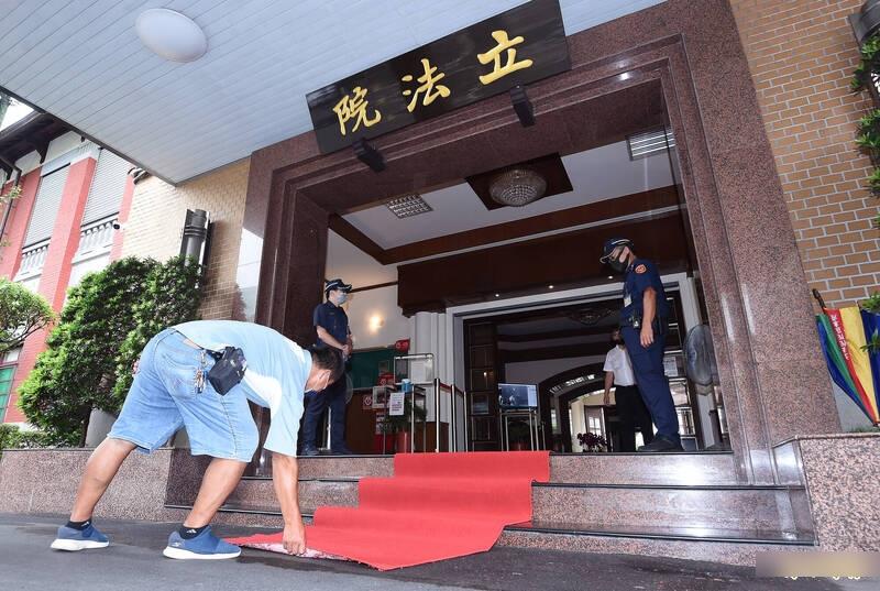 台灣立法院下午開始鋪紅地氈。(互聯網)