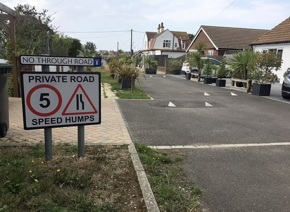 該私家路成為「全英國有減速路壆的最短道路」。(互聯網)