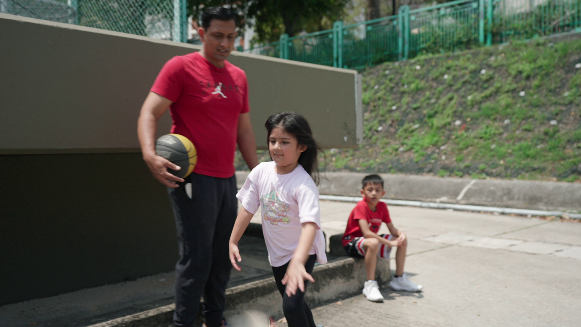Bitto要身兼母職照顧一對子女。