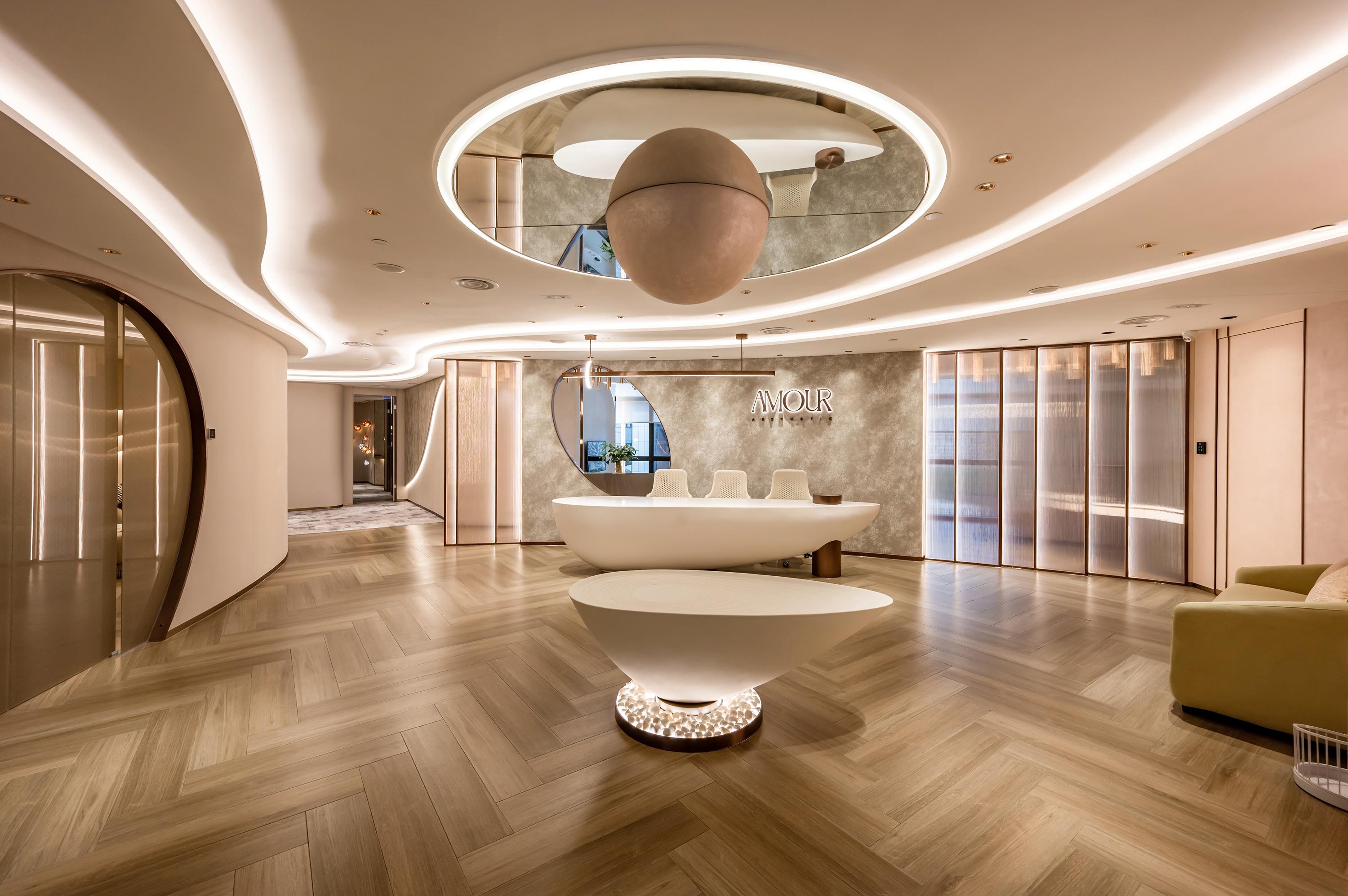 AMOUR首間輕醫美中心位於尖沙咀美麗華廣場,位置方便,佔地12,000呎,並設有22間獨立美容療程房間。