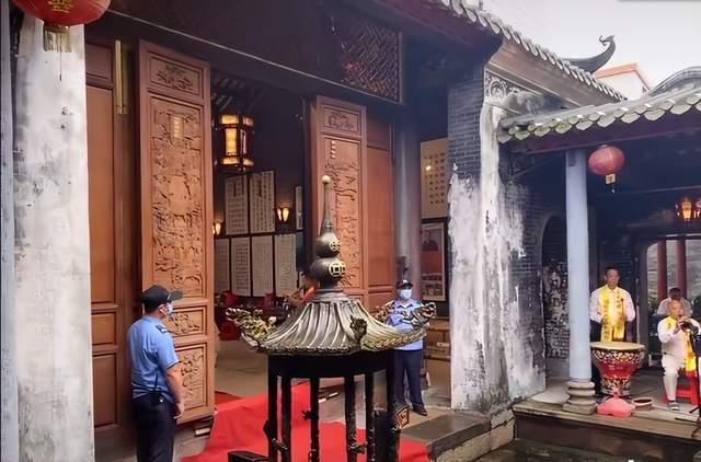 網上流傳蘇炳添去年回蘇氏宗祠祭祖,祠堂大開中門迎接。(互聯網)