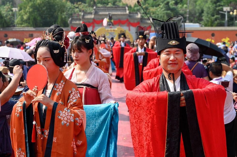 山西永濟市普救寺景區在七夕舉行集體仿唐婚禮。(中新社)