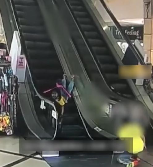 女童頭下腳上倒在扶手電梯。(互聯網)