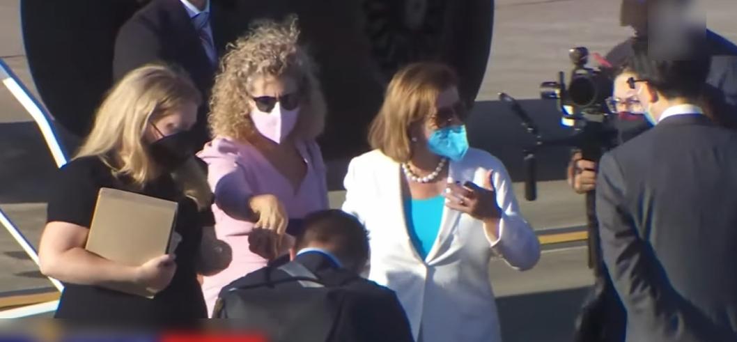 佩洛西抵達台北松山機場,準備登機。(直播截圖)