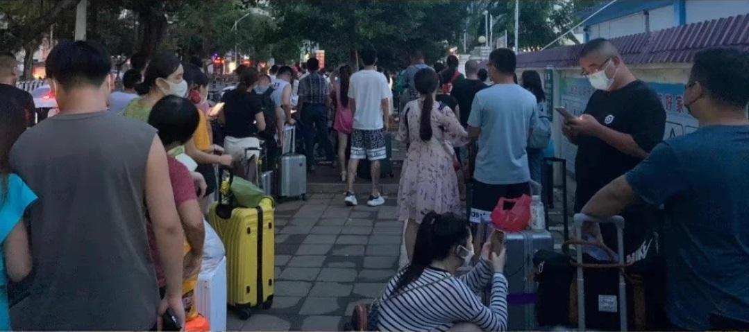 三亞機場日前管控升級,進入要持48小時內兩次核酸陰性證明,大批遊客拖住行李去排隊做檢測。(互聯網)