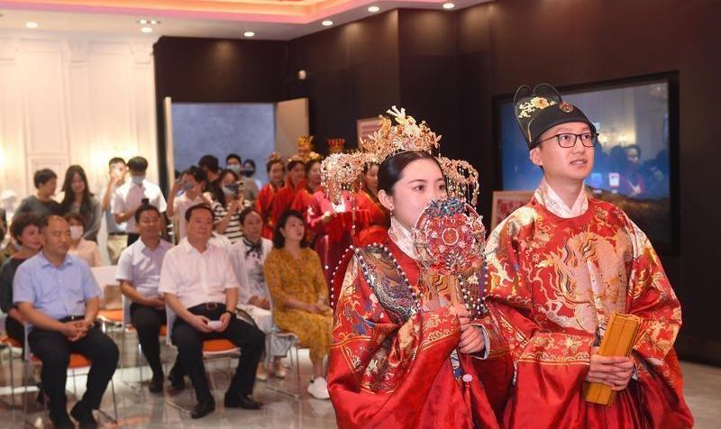 西安未央區民政局在七夕舉行漢服婚禮。(互聯網)