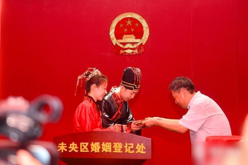 西安未央區民政局在七夕舉行漢服婚禮。(互聯網)