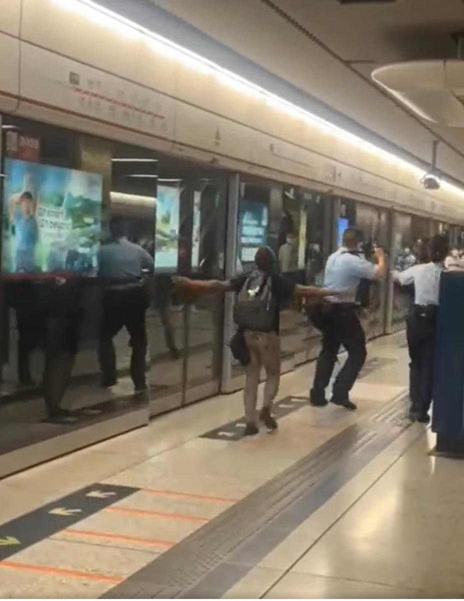 尖沙咀站非裔男襲警 警施放胡椒噴霧制服