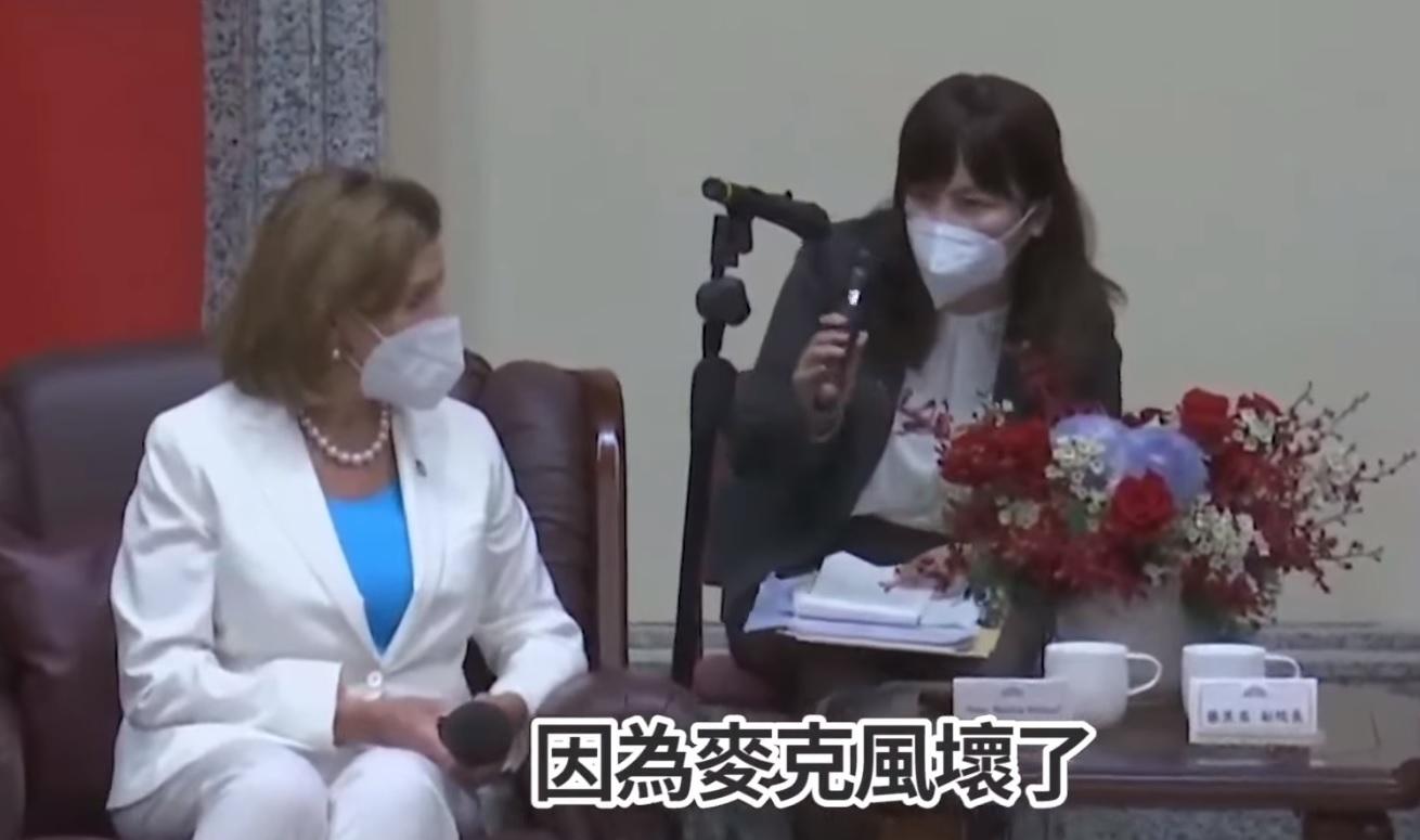 佩洛西訪台|女翻譯頻打斷佩洛西 放聲大笑被批不專業 (有片)