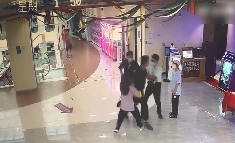 男童一家四口走遠後,女事主仍據理力爭,但男童父親轉身衝過去女事主面前,揚言要將女事主打死。戲院工作人員馬上阻攔。(互聯網)