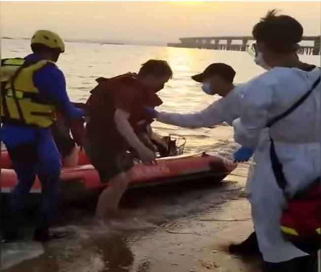 在廈門玩水墮海的男子獲救,在金門縣上岸。(互聯網)