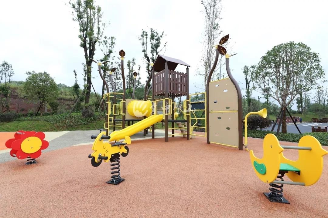 重慶楓香湖兒童公園有多款滑梯。(互聯網)
